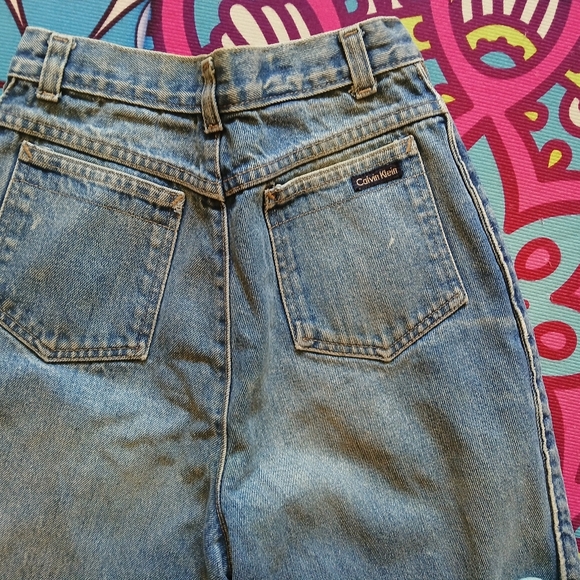Size 11 Vintage Calvin Klein faded relaxed-fit high waisted jeans. - Picture 6 of 9